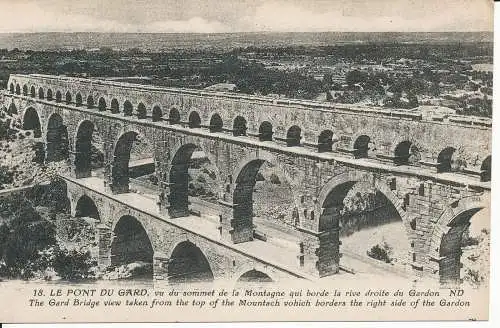 PC47029 Le Pont du Gard. Der Blick auf die Grand Bridge von der Spitze des Mountac