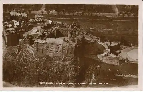 PC00096 Edinburgh Castle Südfront. Aus der Luft. RP