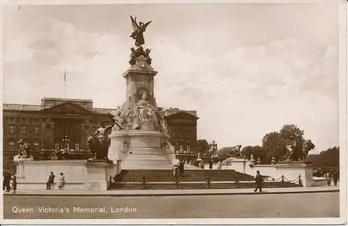 PC00266 Queen Victorias Memorial. London. 1926. RP