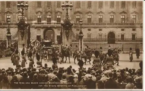 PC00197 König und Königin verlassen den Buckingham Palace. Walter Scott. RP