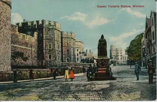 PC01476 Queen Victoria Statue. Windsor. 1914