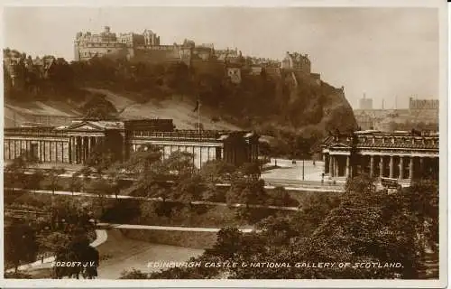 PC03531 Edinburgh Castle und National Gallery of Scotland. RP