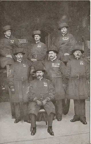 PC02443 Tower of London. Gruppe von Yeomen Warders