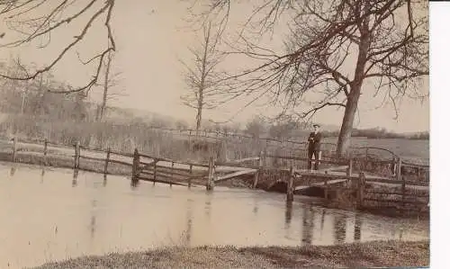 PC02464 alte Postkarte. Ein Mann am Fluss