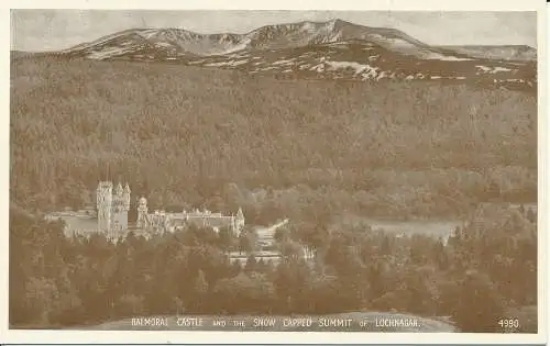 PC02455 Balmoral Castle und schneebedeckter Gipfel von Lochnagar. J.B. Weiß