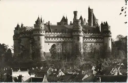 PC03075 Das Schloss von Pierrefonds. Westseite. Die Godefroy Alexander und A Towers