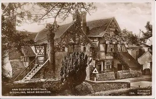 PC03857 Ann Cleeves Cottage. Graben. in der Nähe von Brighton. Wardells. RP