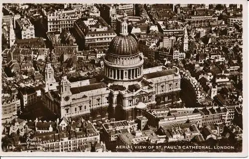 PC04017 Luftaufnahme der St. Pauls-Kathedrale. London. 1952. RP