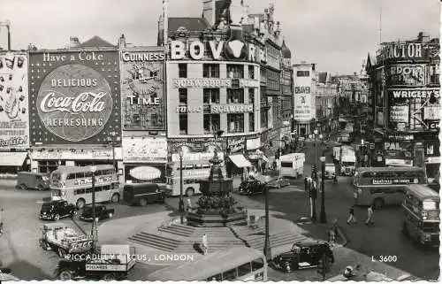 PC04012 Piccadilly Circus. London. Valentine L3600. 1962