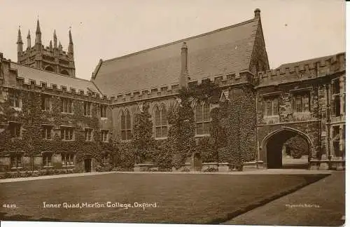 PC03880 Inneres Quad. Merton College. Oxford. RP