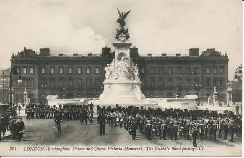 PC04114 London. Buckingham Palace. Guards Band Passing. LL 321