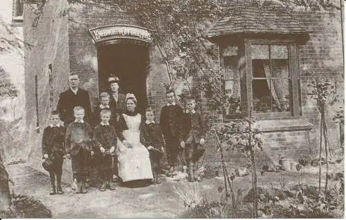 PC07022 Die ganze Familie im Knebworth Cottage Home. Watmoughs Limited. Nr. 10