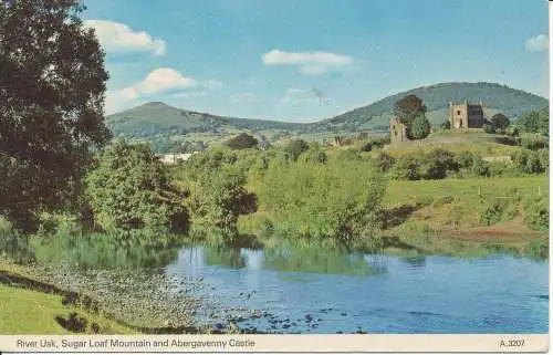 PC07397 River Usk. Sugar Loaf Mountain und Abergavenny Castle. Dennis. Fotofarbe