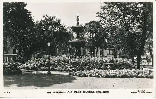 PC08228 Der Brunnen. Alte Steine-Gärten. Brighton. 1957