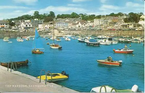 PC07065 Der Hafen. Saundersfoot. Lachs. Kamerafarbe