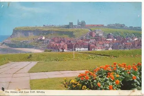 PC11689 Die Abtei und die East Cliff. Whitby. Dennis