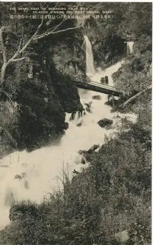 PC10929 Grand Sight of Shirakumo Falls mit Spritzern, die auf die Felsen treffen.