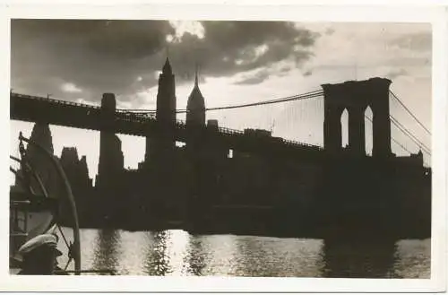 PC11978 Brooklyn Bridge und Skyline von Lower Manhattan. RP