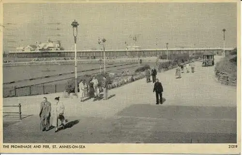 PC14513 Promenade und Pier. St. Annes on Sea. Lachs