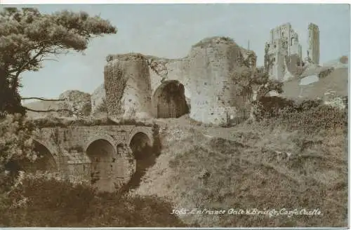 PC15385 Eingangstor und Brücke. Corfe Castle. Sweetman. Sunshine Serie 3065.