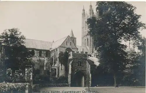 PC15971 Der dunkle Eingang. Kathedrale von Canterbury. RP