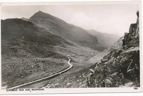 PC16082 Llanberis Pass und Snowdon. Photochrom Co. RP. 1952