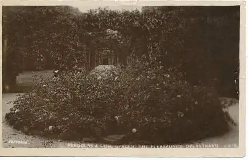 PC15753 Pergolen und Rosengarten. Die Bitte. Overstrand. RP. 1920