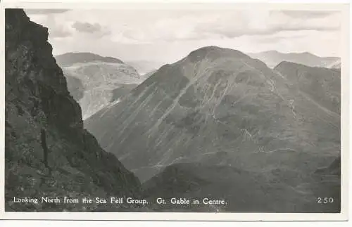 PC16551 mit Blick nach Norden von der Sea Fell Group. Gt. Giebel in der Mitte. Zenith. Nr. 2