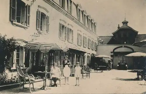 PC18373 alte Postkarte. Kaffee draußen auf der Straße. B. Hopkins