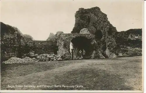 PC19117 Eagle Tower Tor und Katapultkugeln. Pevensey Castle. RP