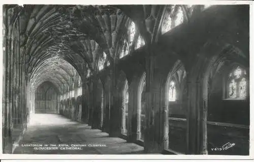 PC19135 Das Badezimmer im Kreuzgang des 14. Jahrhunderts. Gloucester Cathedral. Wal