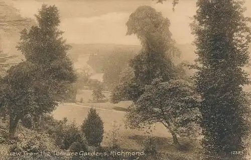 PC64596 Blick von den Terrassengärten. Richmond. Pelham. Stiefel