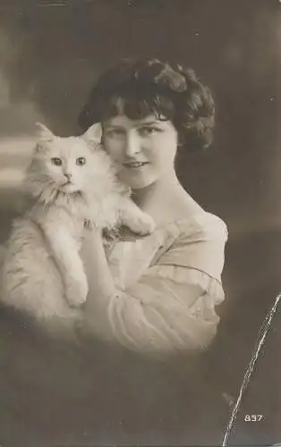 PC64198 alte Postkarte. Frau mit weißer Katze