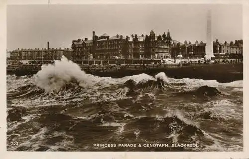 PC65497 Princes Parade und Cenotaph. Blackpool. RP