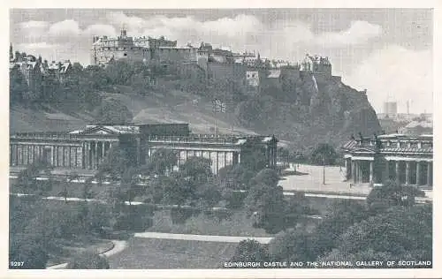 PC66186 Edinburgh Castle und die National Gallery of Scotland. Weiß. Best of Al