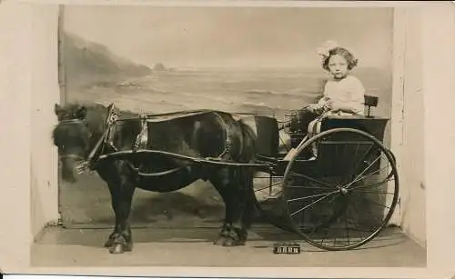 PC63688 alte Postkarte. Kleines Mädchen sitzt im Wagen. Boydes Studios