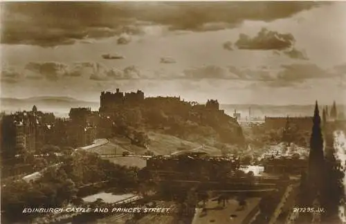 PC65535 Edinburgh Castle und Prince Street. Valentinstag. RP