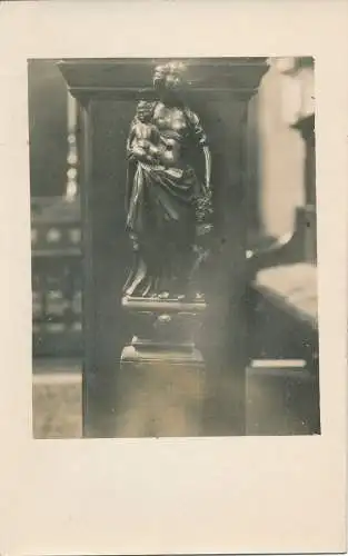 PC67168 alte Postkarte. Frau mit Kinderstatue