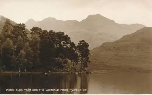 PC65012 Blea Tarn und die Langdale Pikes. Judges Ltd. Nr. 15859