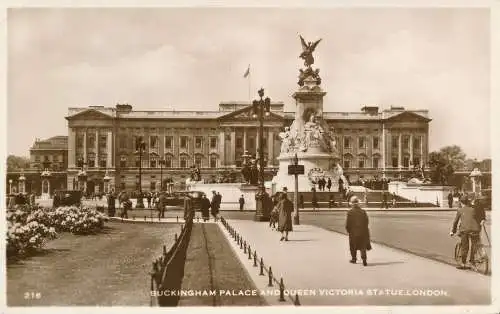 PC69007 Buckingham Palace und Queen Victoria Statue. London. RP. 1953