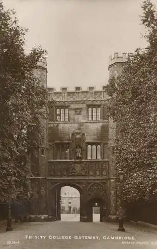 PC67405 Trinity College Gateway. Cambridge. Drehbar