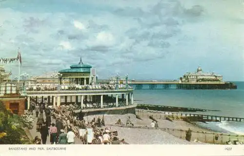 PC70917 Bandständer und Pier. Eastbourne. Jarrold. RP