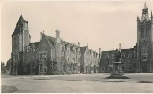 PC70138 alte Postkarte. Gebäude und das Denkmal. Frith. 1954