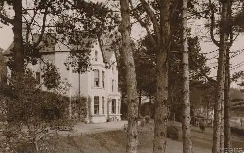 PC70602 alte Postkarte. Großes Weißes Haus und Wald