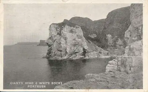 PC70538 Riesenkopf und weiße Felsen. Portrush. 1957