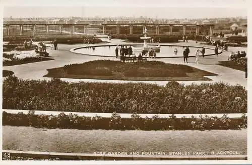 PC72242 Rosengarten und Brunnen. Stanley Park. Blackpool. RP