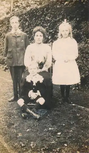 PC72654 alte Postkarte. Frau mit drei Kindern