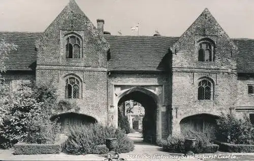 PC73675 Der Eingang. Schloss Sissinghurst. 1970