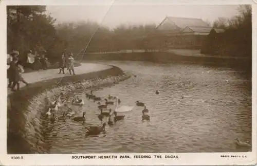 PC74215 Southport. Hesketh Park. Füttern der Enten. Schnell. 1910