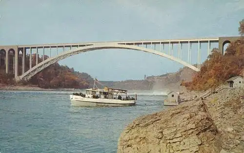 PC74546 Maid of the Mist und Regenbogenbrücke. Niagarafälle. N.Y. Plastichrom